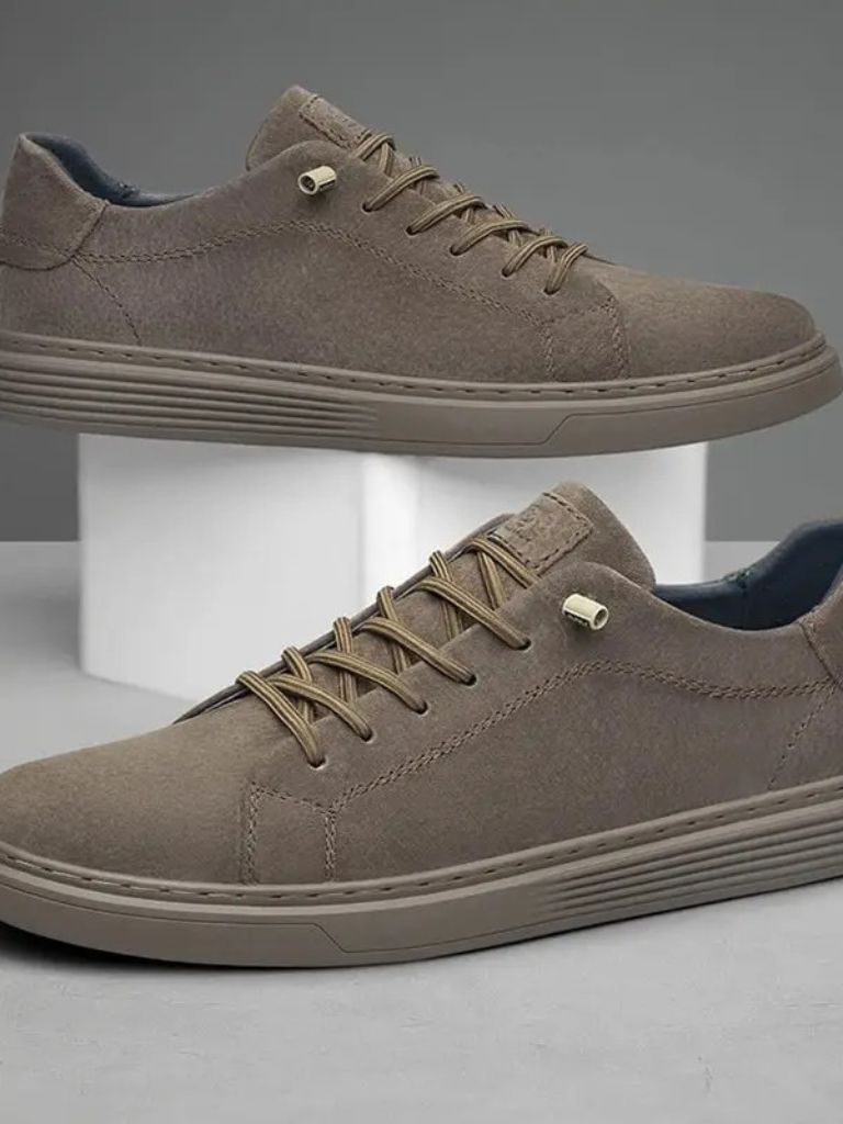 Chaussures en daim marron