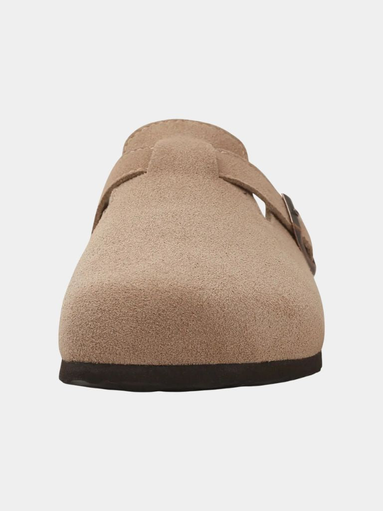 Sabots en daim essentiels